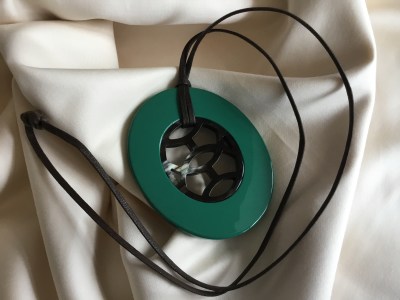 Horn and green lacquer pendant by QueCraft